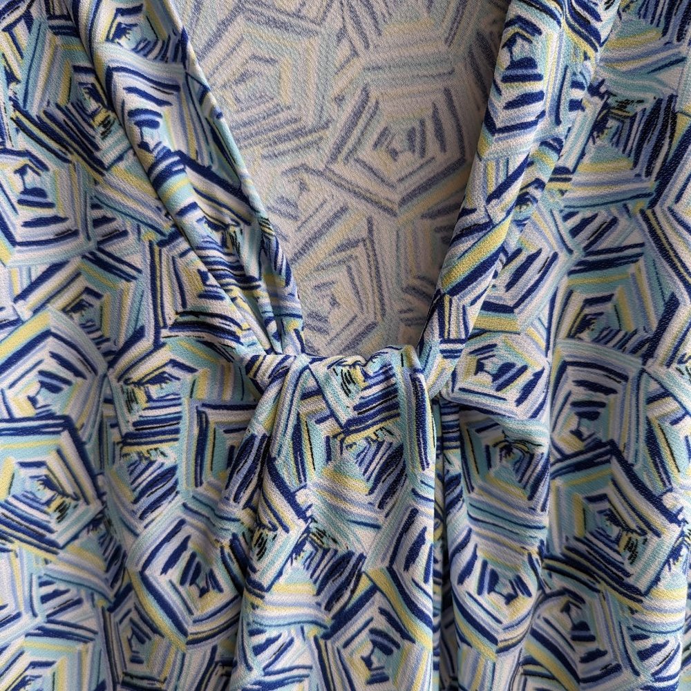 Talbots Twist V-Neck Sleeveless Top ~ Blue & Yellow Geo Print   Size 2X - Picture 3 of 5
